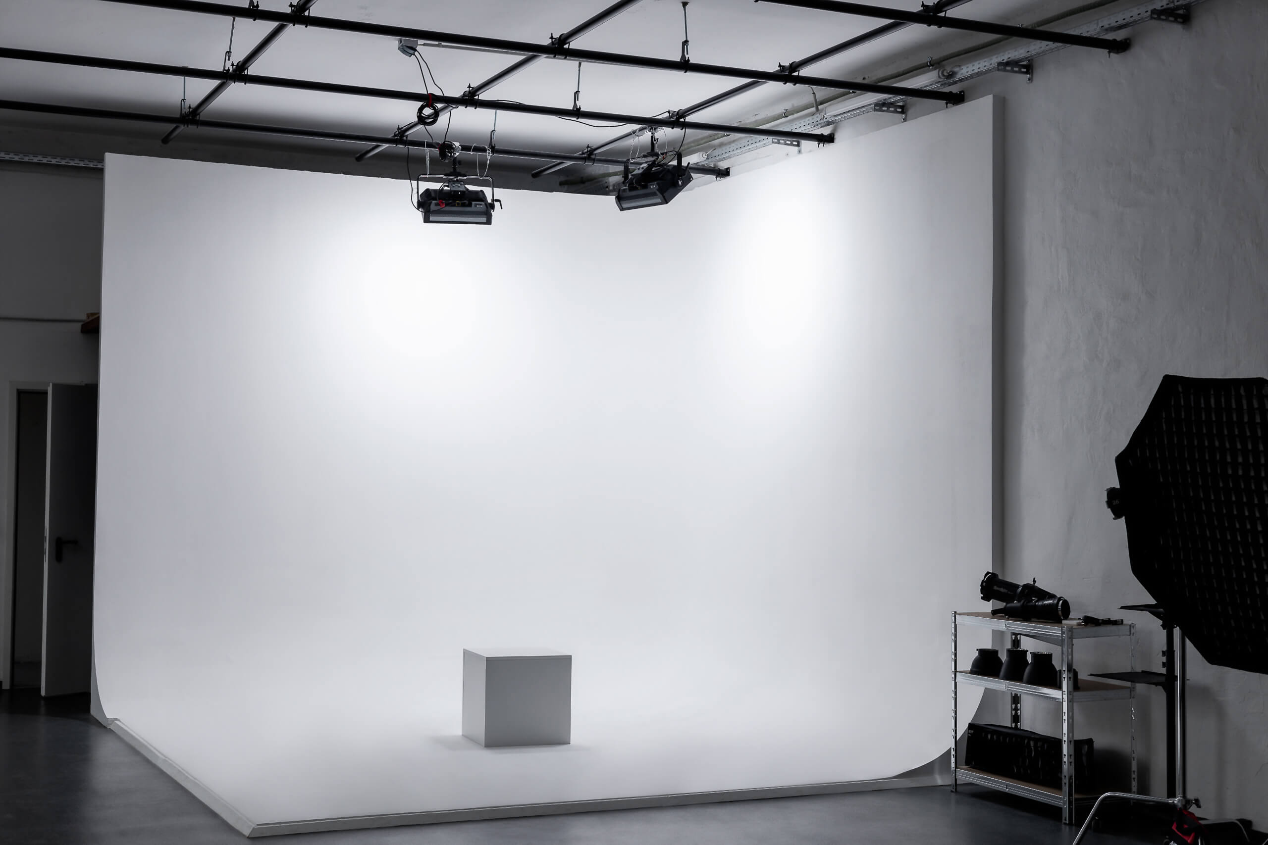 Professional photo studio Berlin with cyclorama - Reel2Reel Studio